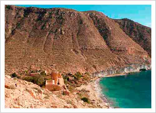 Excursions along cliffs, desert landscapes, hidden beaches and coves and pieces of history to discover Cabo de Gata Natural Park. You will not forget it.